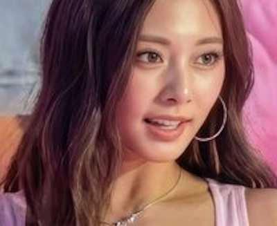 【画像】TWICE・ツゥイ(26)、なぜか突然お乳を放り出してしまう！