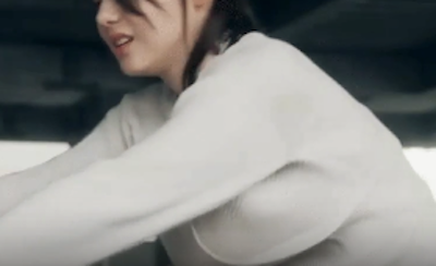 【乳揺れGIF】女さん、無意味な行為を繰り返してしまう！