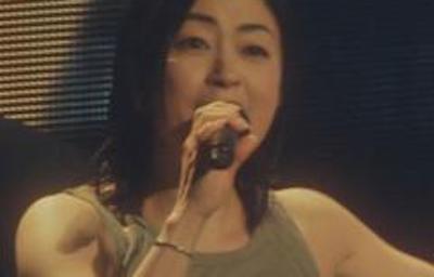 【画像】宇多田ヒカル(43)の乳房、めちゃくちゃデカくなってるやんけ！