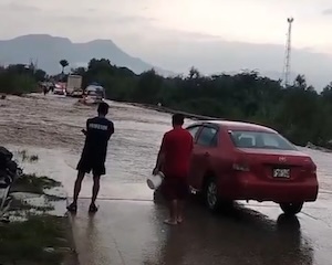 【動画】67歳男性、洪水で川になった道路に挑んで命を失ってしまう。
