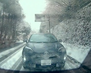 【動画】雪の箱根でノーマルタイヤを履いたヤリスクロスに突っ込まれる車載。