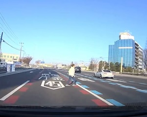 【動画】認知症老人？仙台市で片側3車線の大通りを無謀横転する人が撮影される。