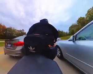 【動画】高速走行中に死にかけたアプリリア乗りの奇跡のリカバリー。