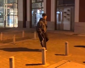 【動画】1.4億再生。次に流行るかもしれないキモい歩き方がこちら。