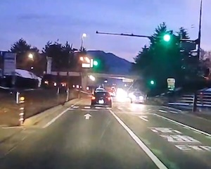 【動画】急病！？長野県で対向車線と正面衝突する車が目撃される。