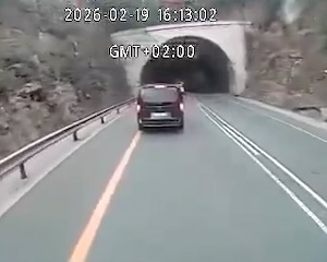 【動画】後ろから猛スピードで突っ込んできたダブル連結トラックを神回避したドラレコ。