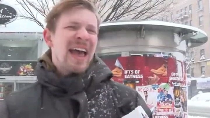 【動画】レポーター「NYに雪が振りましたね」男性「ああ、投資家に家を奪われたホームレスが凍えてる」レポーター「おいカメラ止めろ」