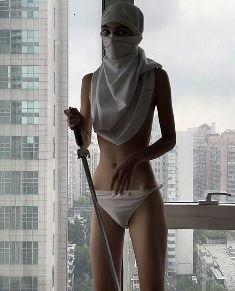 【画像】中東の女暗殺者さん、エチエチな女体が丸見えwww