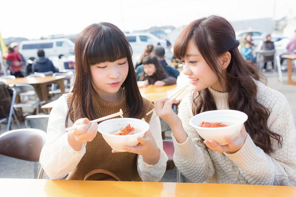 【画像】JKさん、「女だけだとめっちゃ食うwww」…ﾊﾟｼｬ！！