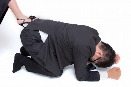 【悲報】同僚女のパンプスを嗅いでる所を本人に見られた