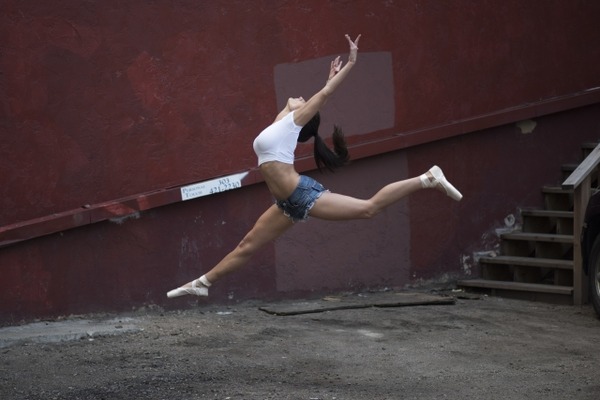 【衝撃動画】お胸半分出てるダンサー、エ□ッッッッッッッッッッ♡