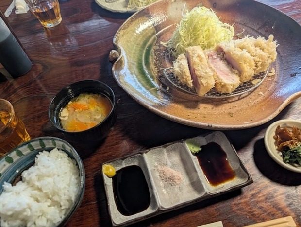 ワイちゃん氏本日の昼御飯がこちらｗｗ（厚切りロースかつ定食)