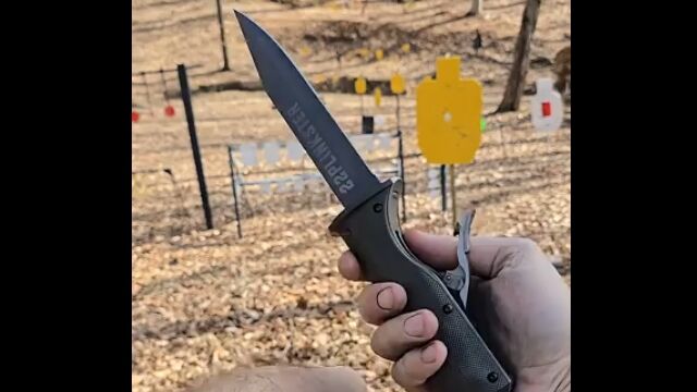 ナイフの柄に仕込み銃。6連発リボルバーが仕込まれたナイフ