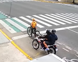 女性のスマホを狙ったバイク強盗を通行人らが制圧するGJ動画。