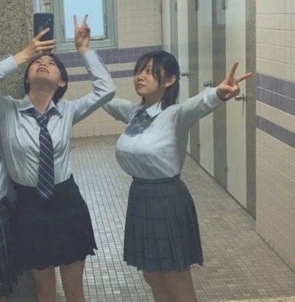 【悲報】お〇ぱいデカい女を連れてる男、通りすがりの人々から「あいつお〇ぱい好きなんだ…」と思われる