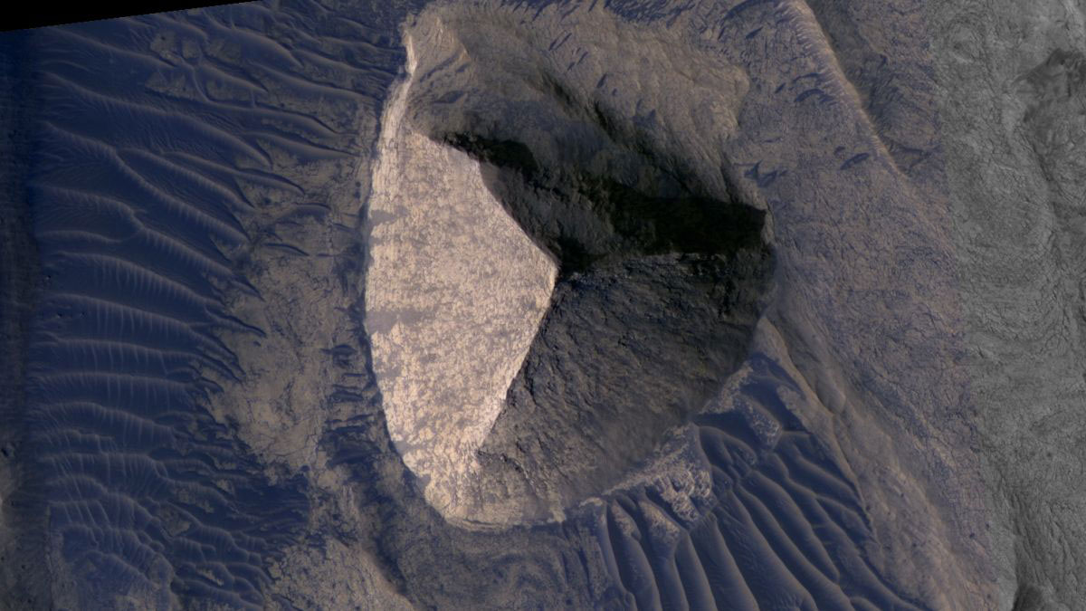 火星でピラミッドそっくりの構造物を発見、NASAが解析し正体を特定