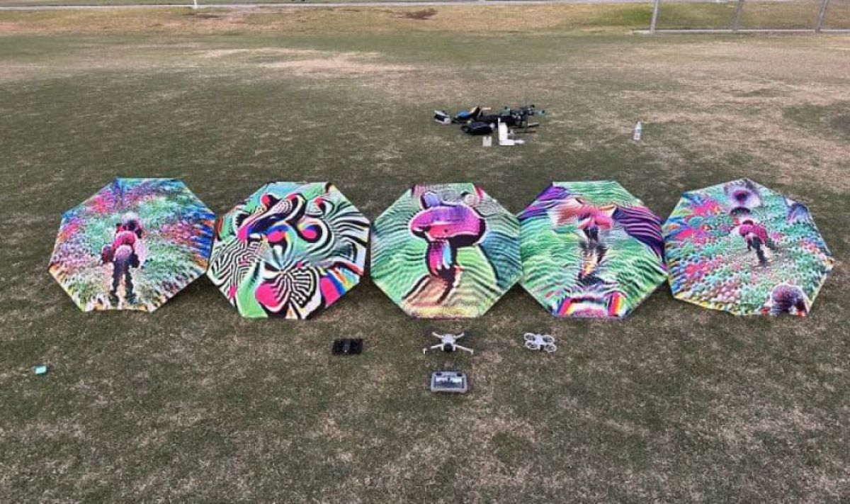 自律追跡ドローンを接近させて墜落させる技術を開発、特殊模様の傘でAIを欺く