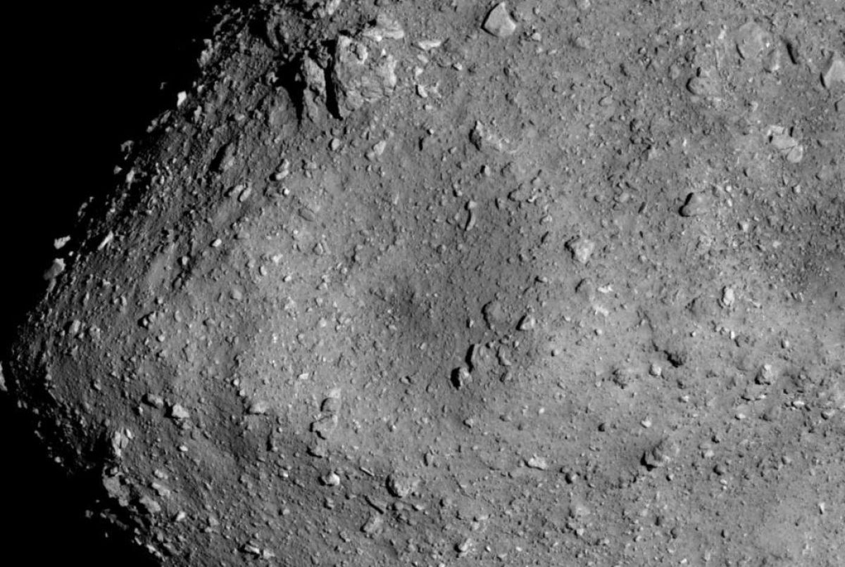 小惑星リュウグウの砂から生命の材料となる「核酸塩基」5種類をすべて検出（日本研究）