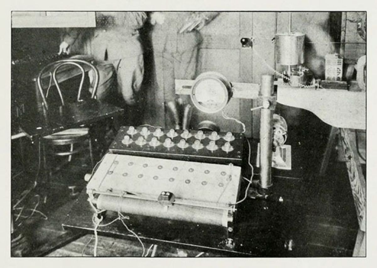 第一次大戦中のパイロット選抜に使われた「サイバネティック・アテンション」測定装置の全貌