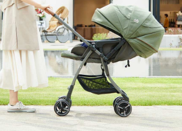 母親が目を離した隙に川に転落したベビーカーと赤ちゃんをバスケ部中学生男児4人が救出して表彰される