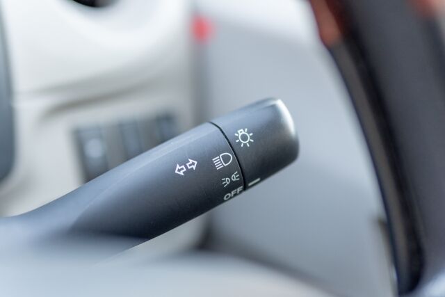 赤信号で停止中ウインカー出さないくせに青になったら出す奴w