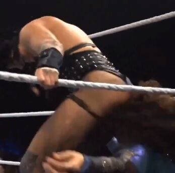 【動画】海外の女子プロレスラーさん、羨ましすぎる技を放つwww