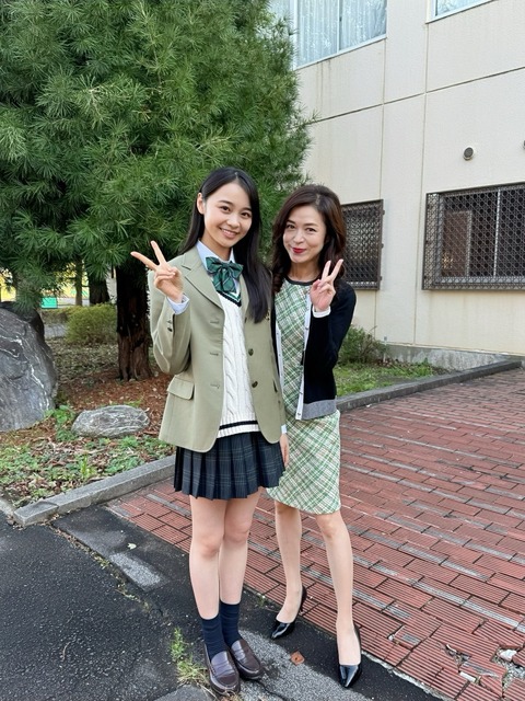 【画像】母、娘の卒業式でレベチを見せつけるwww