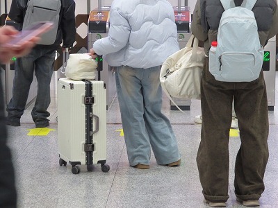 【悲報】中国人観光客「なぜだ！！なぜ中国人だとすぐにバレてしまうんだ？！」