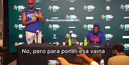 【悲報】「お～いお茶」が気に入らなかったドミニカ代表、一口飲んで吐き捨てる演技をした後、机の下に隠してしまう