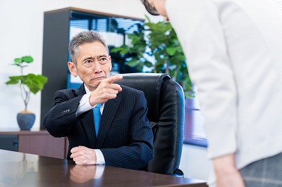 【悲報】ワイ営業マン、会社から『懲戒処分通知書』を叩きつけられる。理由がマヌケすぎて絶望へ・・・