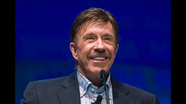 【悲報】チャック・ノリス、86歳で逝去…ブルース・リーとの伝説の抗争は永遠！