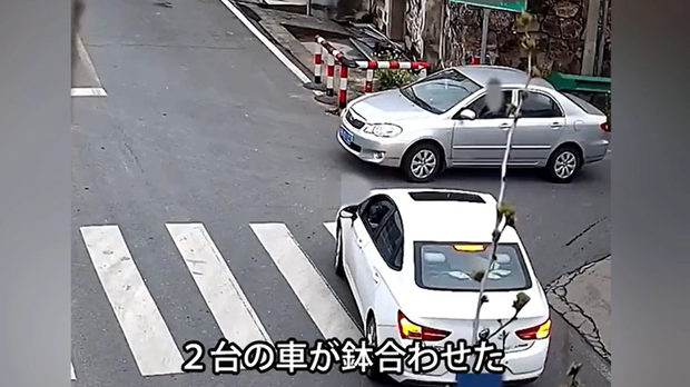 【故事】中国の村の道路で鉢合わせた2台の車、互いに譲らず夜になる