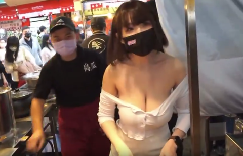 【動画】台湾屋台の看板娘(17)、お○ぱいが生意気