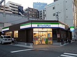 『【超悲報】日本の治安が世紀末へ！ファミマで万引き外国人が店員に呼び止められるも平手打ち＆脅迫で批判の声上がる件ｗｗｗ』