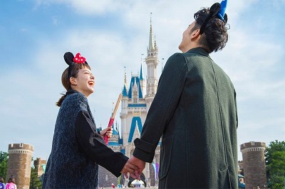 【画像】メンズアイドルさん、美人太客とのディズニーデートを撮られるwww