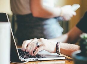 Z世代「50代ってPCもスマホも使えなさそうなおじいちゃんやろ」←これ