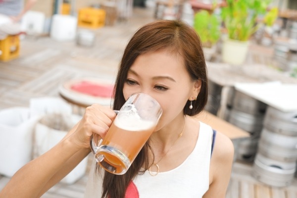 【呆然】ワイの彼女、腋毛が濃いのに夏場はノースリーブで腋毛を撒き散らしながら練り歩いた結果www