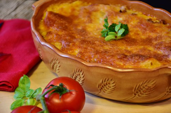 レストランで、注文してないラザニアや肉料理が次々と来た。俺「間違えてますよ」店員「えっ」女「いいの。私が頼んだの」→結果…