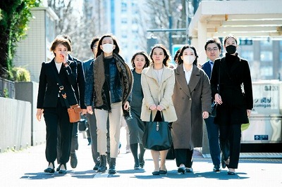 【悲報】女さん「子供なんか欲しくない。不妊手術をうける権利を！」ぼく「子宮内リングとかじゃ駄目なのか？」