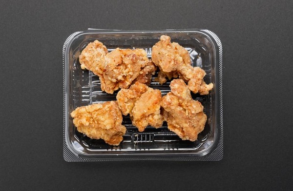 【衝撃画像】キッチンカーでからあげを買った女さん、咽び泣く･･！！