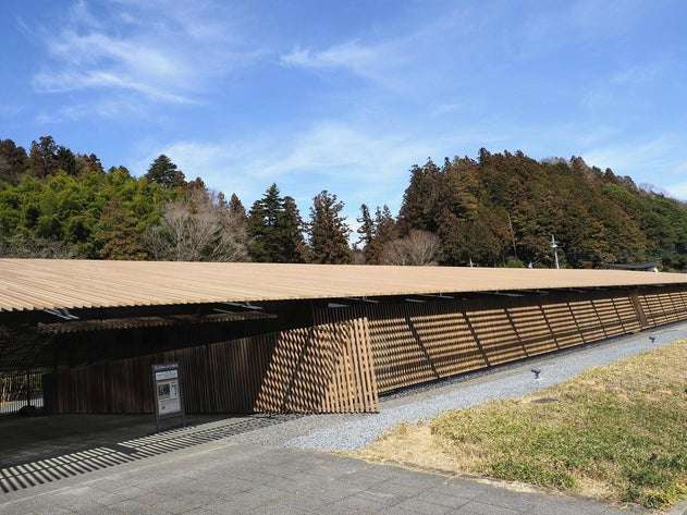 木材の腐食進んだ隈研吾氏設計の美術館、付け替えは耐用年数短く高額で断念…「木目調加工」アルミに刷新