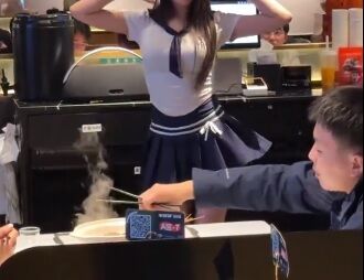 【動画】中国の飯屋、Hすぎるwww