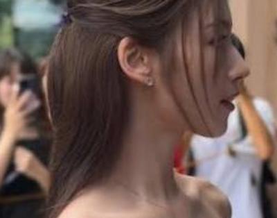 【画像】TWICEのサナ、お乳をほとんど放り出してしまう！