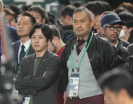 【悲報】X民「二宮和也と渡辺謙の態度悪すぎ。グラウンドで腕組んでポケットに手を突っ込んで選手を眺めるとか何様なの」