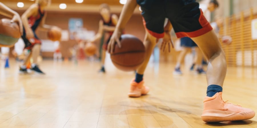 体育館でよく聞く「キュッ」音は靴底を走る時速300㎞の波が生んでいた