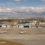 人気アイドルさん、飛行機のチケットを芸名で発券したため搭乗をお断りされる。 出演予定のイベントは欠席に…