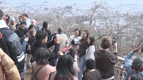 【地獄】観光客、民家の玄関で焼き鳥パーティーｗｗｗ 水道も無断使用で住民ブチギレ「もう諦めてる」 #観光公害 #桜まつり #迷惑行為