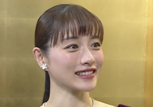【画像】石原さとみさん、前屈みで色白の乳房が