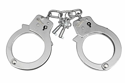 【衝撃】１０代まんさんに車内でわいせつ行為をした２４歳のまんさん逮捕される・・・・