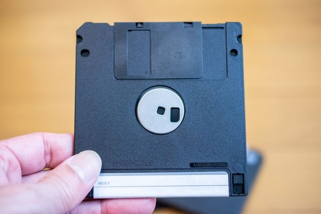 ？？？「昔のフロッピーディスク出てきた…。メルカリに出品したろ！」